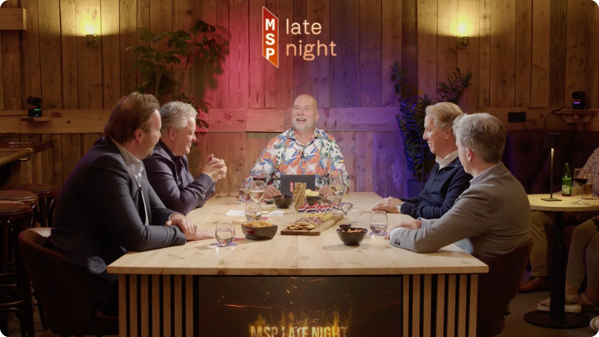 Gasten aan tafel tijdens een MSP Late Night opname