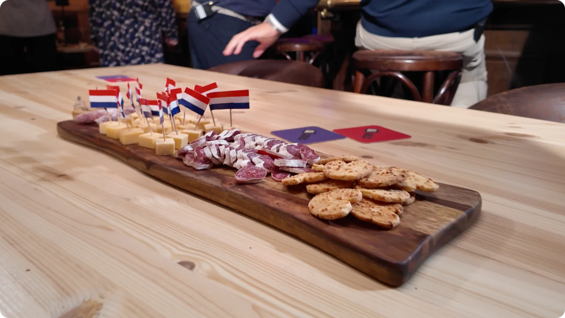 Deelnemers aan de bar van MSP Late Night